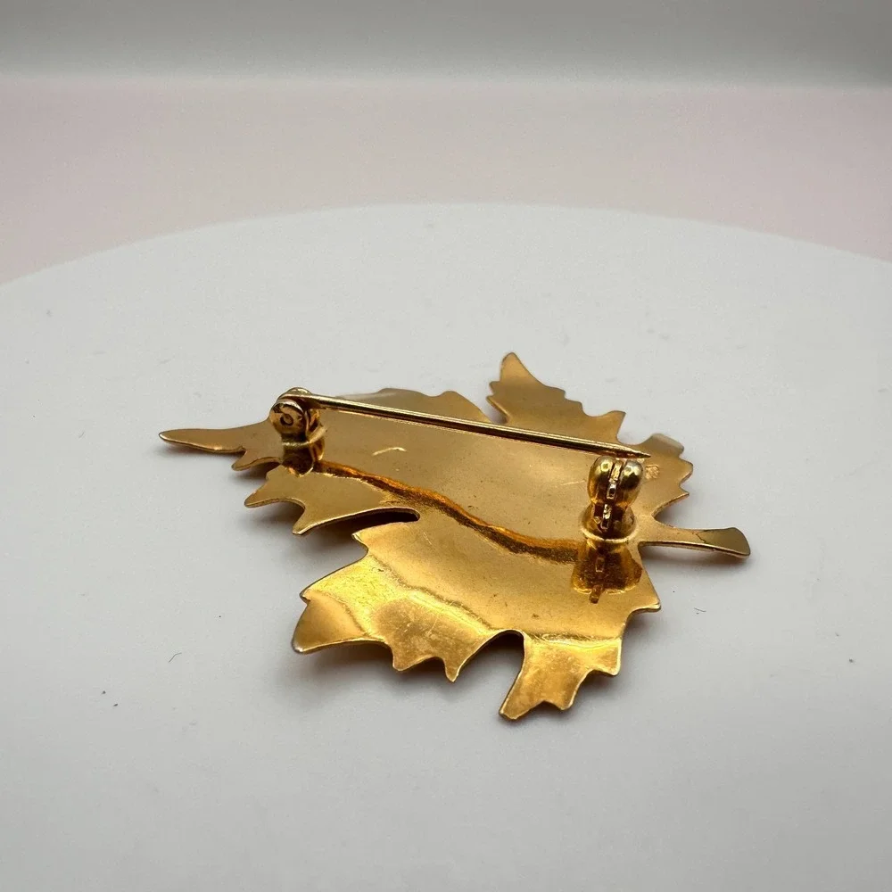 Vintage 90s Gold Tone Textured Maple Leaf Brooch Pin Statement‎ Fashion Jewelry